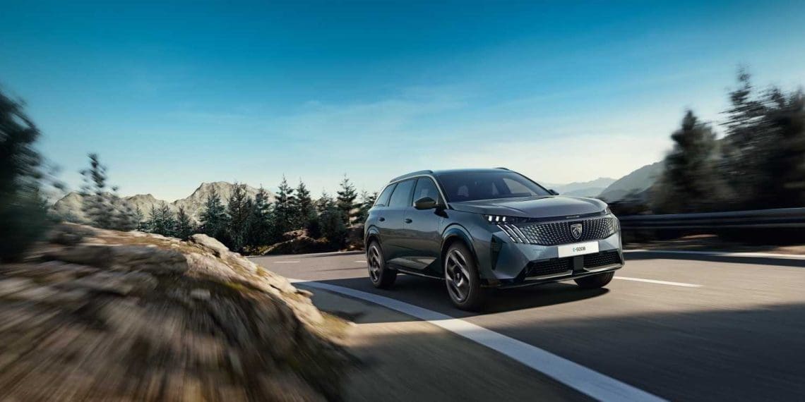 Peugeot E-3008 e E-5008 mais potentes e com tração integral chegam no verão