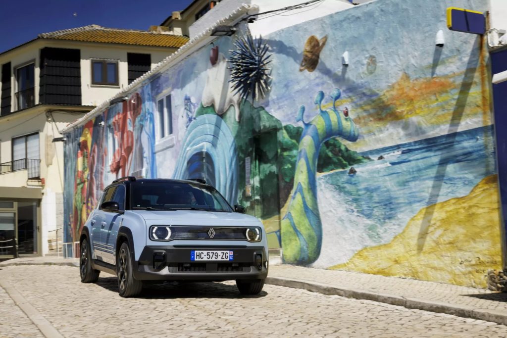 Novo Renault 4 E-Tech elétrico mostra-se ao mundo em Portugal