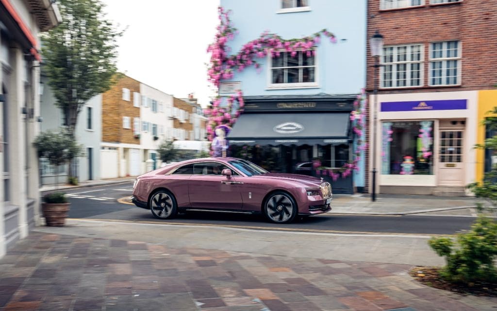 Rolls-Royce celebra arte floral com edição especial do Spectre