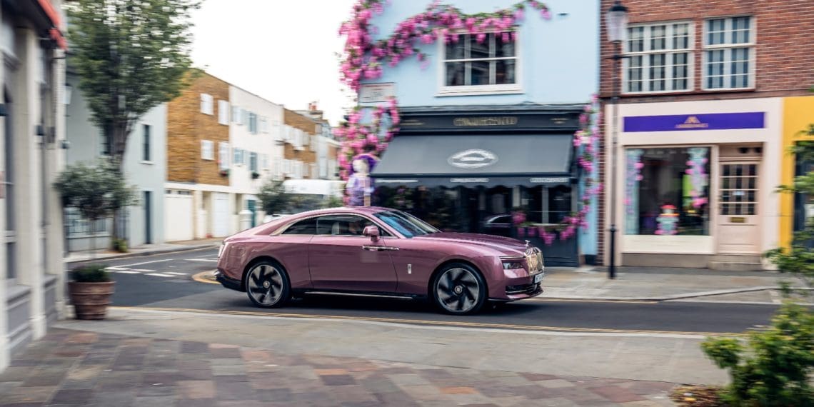 Rolls-Royce celebra arte floral com edição especial do Spectre