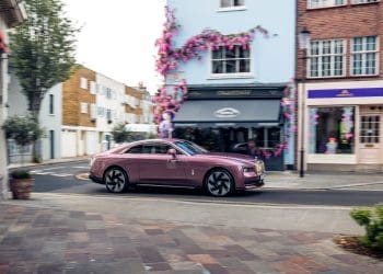 Rolls-Royce celebra arte floral com edição especial do Spectre