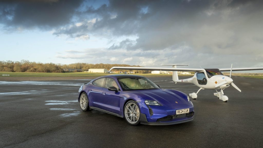 Porsche Taycan Turbo GT enfrenta avião elétrico em corrida de estrelas