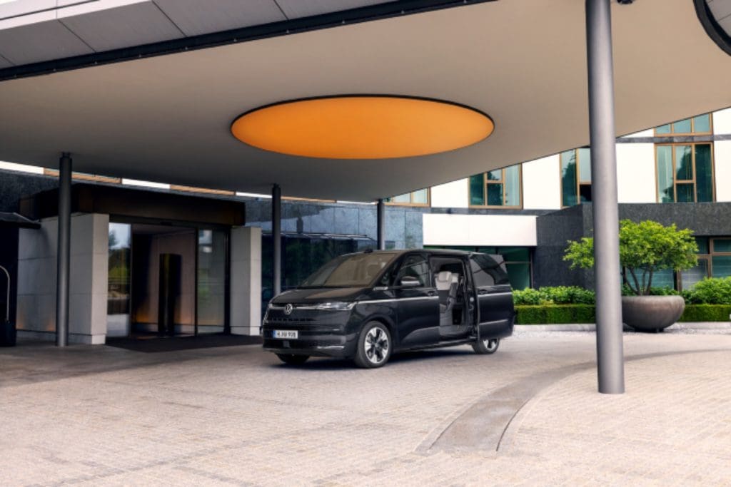 VW Multivan ganha versão de oito lugares