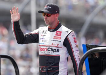 Denny Hamlin’s Redemption: Pit Road Blunder Leads to JGR Crew’s Heroic Save