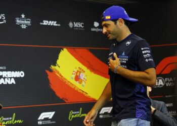 Carlos Sainz’s Struggle Mirrors Ricciardo’s: Fierce Battle for F1 Team Adaptation