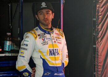 Chase Elliott’s Thunderous Downfall: Kyle Petty BLASTS NASCAR Star for HMS Failures