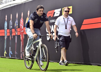 Carlos Sainz Unveils Ferrari’s Turmoil: Chaos and Finger-Pointing Grip Scuderia