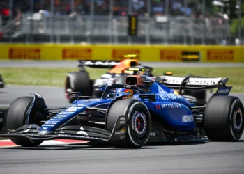 Carlos Sainz battles unexpected floor damage, suffers shock Q1 exit in Austria