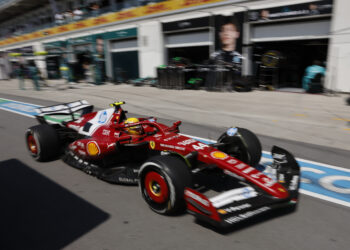 Lewis Hamilton Unveils ‚Counterproductive‘ Trait, Sparking Ferrari Fiasco