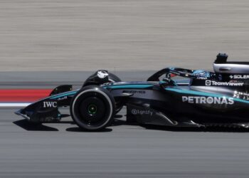 George Russell Challenges Fate: Defying Hamilton’s Shadow to Rewrite Mercedes Legacy