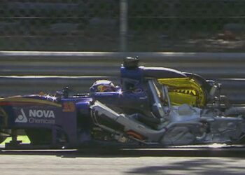 Alex Albon’s Hair-Raising Hood Mishap at 300 km/h – Drama Unfolds!