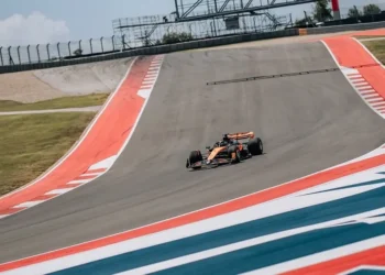 Brad Pitt Dazzles Testing McLaren F1 Car: Hollywood Star’s High-Speed Debut Sparks Frenzy