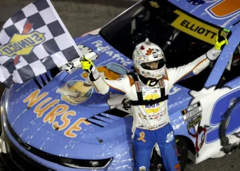 Chase Elliott’s Epic Last-Lap Triumph Over Keselowski Ignites Crowds and Hearts