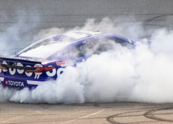 Hamlin’s Epic Fuel Drama: 701st Start Win at Michigan Ends in Burnout Standstill