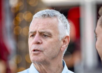 Derek Warwick’s Shocking Suspension Unveils FIA’s Strict Media Stand: Dramatic F1 Conflict