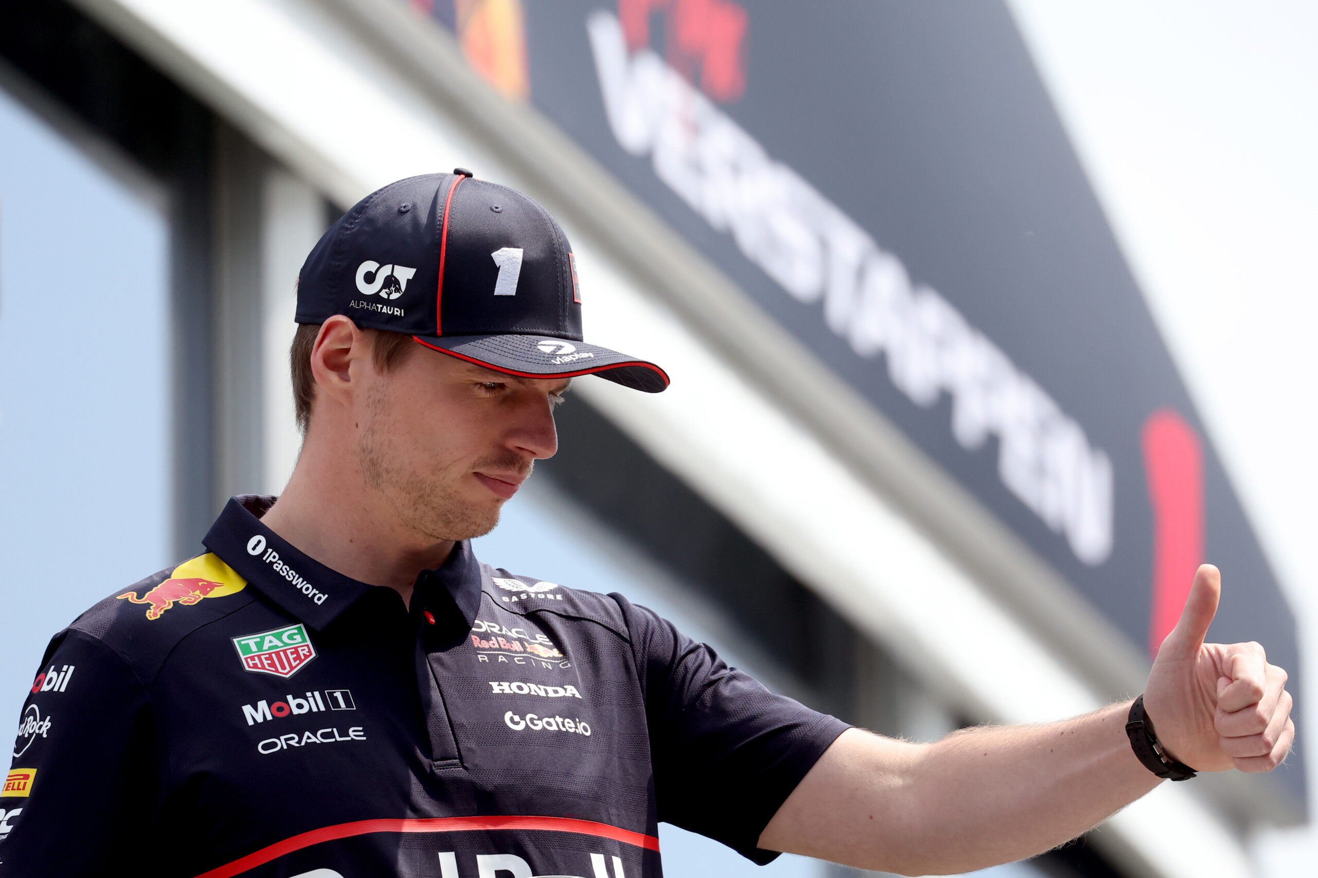 Max Verstappen intensifica confronto com repórter da Sky F1 em troca acesa em Montreal.