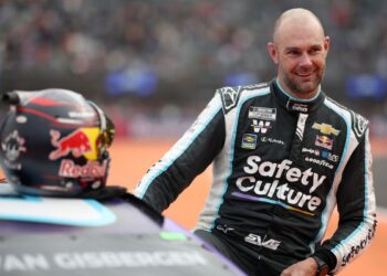 Shane Van Gisbergen’s Playoff Surge Stirs Fan Fury, Unleashing Debate Over NASCAR’s System