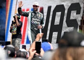 Shane van Gisbergen Faces High-Stakes « Carnage » Showdown in NASCAR Debut at Mexico City