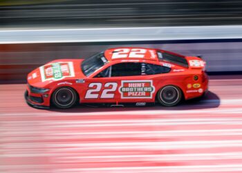 Joey Logano’s Fierce Racing Rivalry Mirrors Carl Edwards’ Intensity – A Clash of Titans