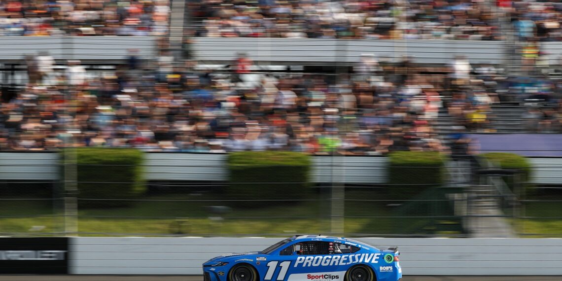 Hamlin’s Epic Battle Against Briscoe’s Fuel Dominance Ends in Heartbreaking Defeat