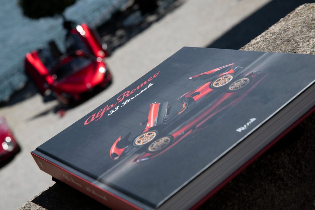 Alfa Romeo conta a história do novo 33 Stradale em livro