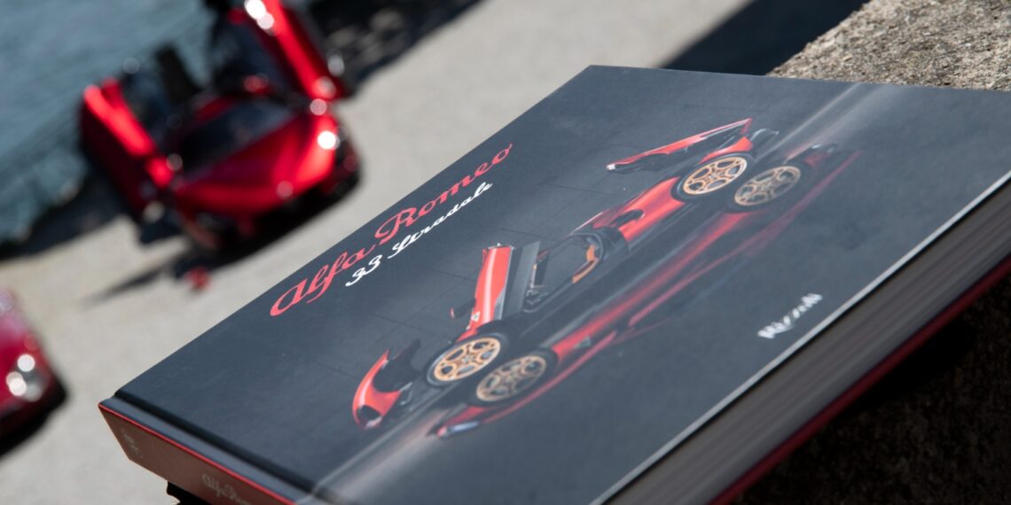 Alfa Romeo conta a história do novo 33 Stradale em livro