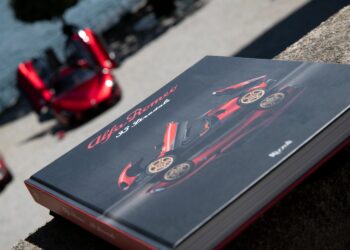 Alfa Romeo conta a história do novo 33 Stradale em livro