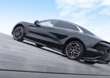 BYD mostra o novo Yangwang U7 a subir escadas