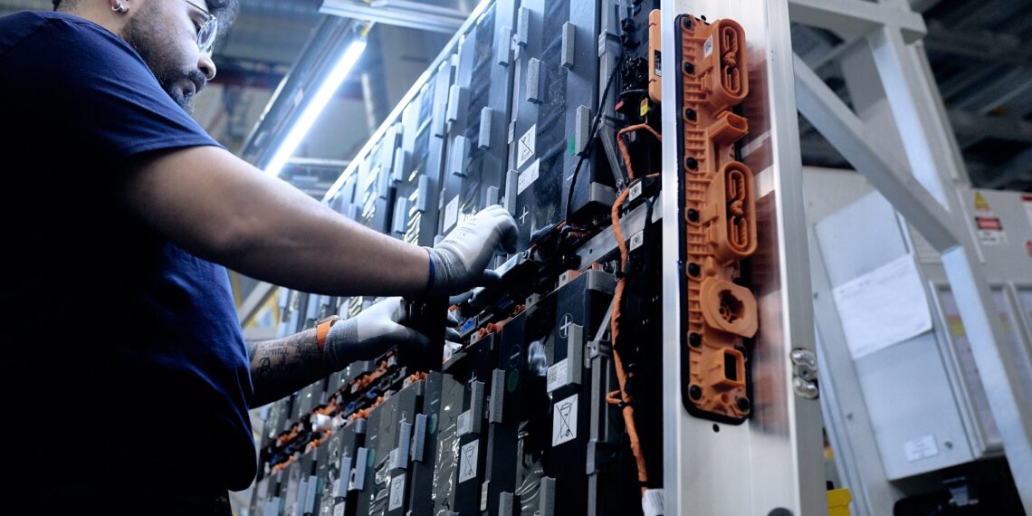 Ford inicia produção de baterias para veículos elétricos na fábrica de Colónia