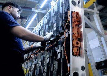 Ford inicia produção de baterias para veículos elétricos na fábrica de Colónia