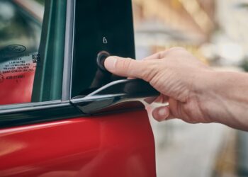 Ford suspende entregas do Mustang Mach-E devido a problema com abertura das portas