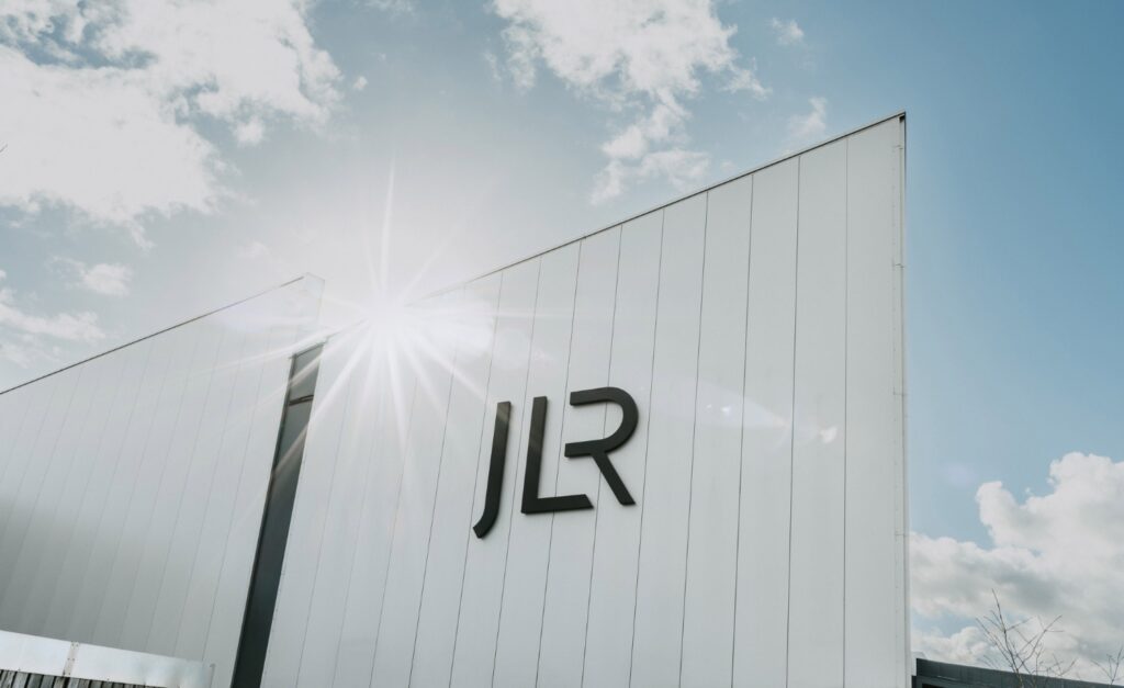 Jaguar Land Rover contrata especialistas em cadeias de fornecimento de veículos elétrico