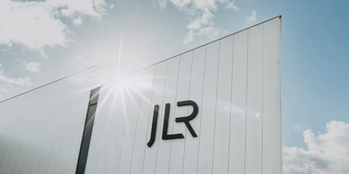 Jaguar Land Rover contrata especialistas em cadeias de fornecimento de veículos elétrico