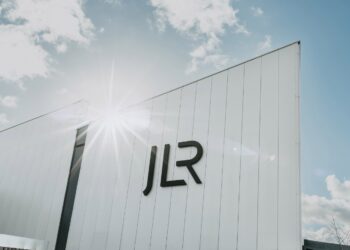 Jaguar Land Rover contrata especialistas em cadeias de fornecimento de veículos elétrico
