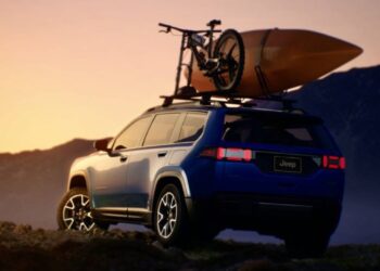 Jeep mostra a traseira da nova geração do Cherokee