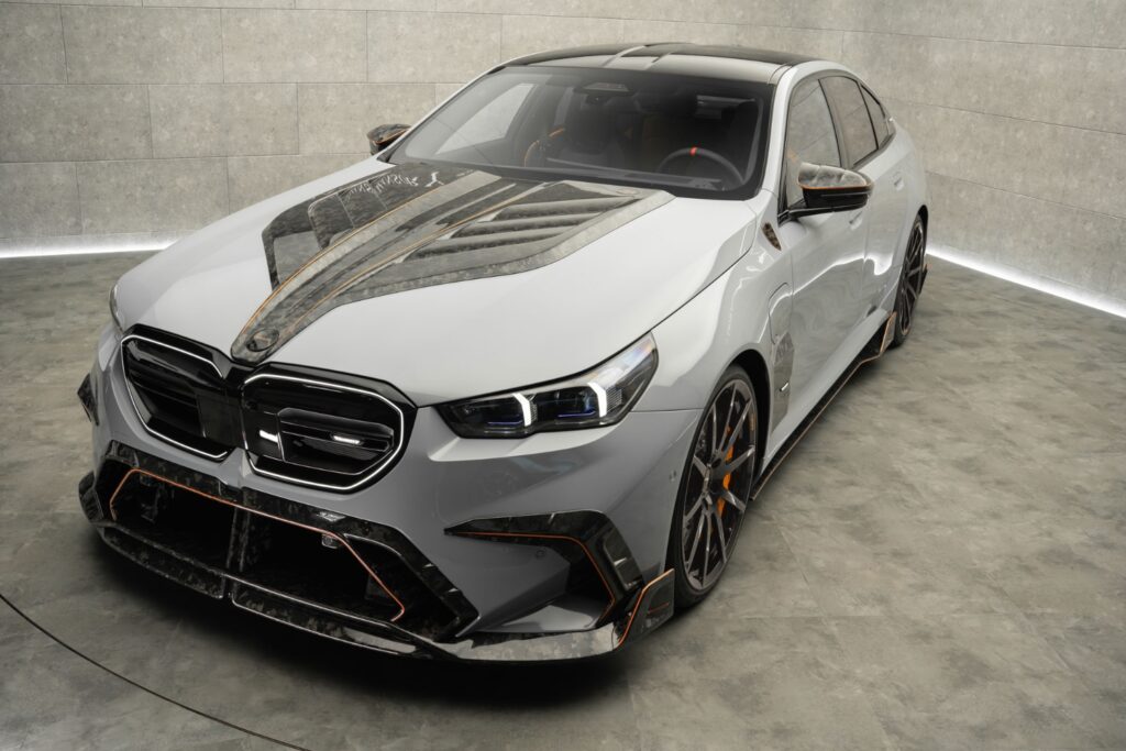 BMW M5 da Mansory apresenta muita fibra de carbono e 850 cv
