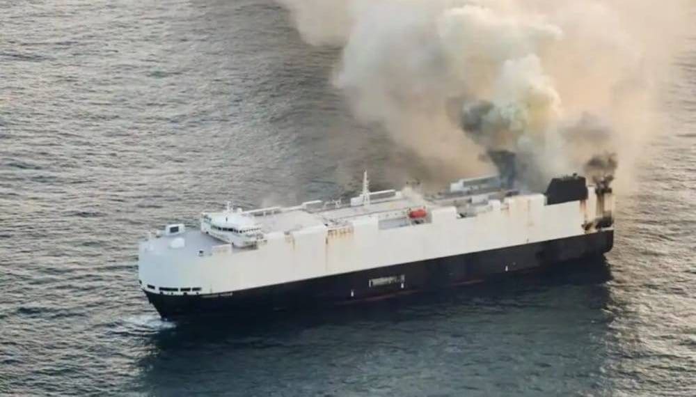 Navio com cerca de três mil automóveis a bordo em chamas ao largo do Alasca