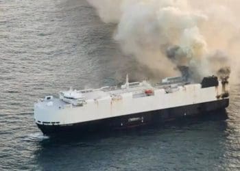 Navio com cerca de três mil automóveis a bordo em chamas ao largo do Alasca