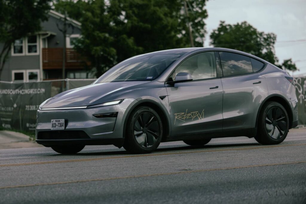 Autoridades dos EUA pedem esclarecimentos à Tesla sobre erros de condução dos novos robotáxis