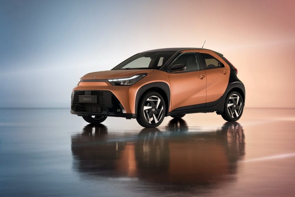 Toyota Aygo X ganha versão híbrida e diz adeus à caixa manual