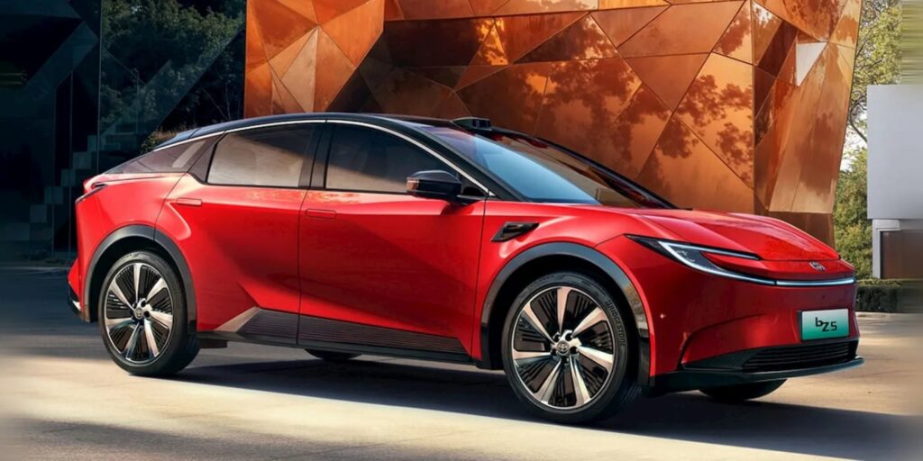 Toyota apresenta o bZ5 que chega com baterias da BYD
