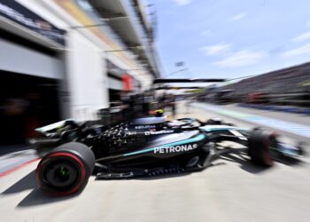 Mercedes F1 Rookie’s Daring Pit-Lane Deception Shocks Fans