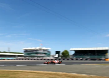Lewis Hamilton’s Supersonic Show: F1 Ace Dominates FP1 at Silverstone, Leaves Competitors Stunned