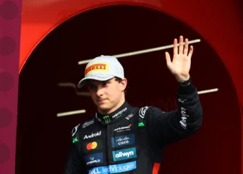 Oscar Piastri’s Fiery F1 Penalty Drama Stuns Fans: „I’ll Get in Trouble“