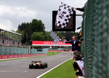 Oscar Piastri’s Triumph: F1 Boss Predicts Victory Over Lando Norris in 2025 Battle