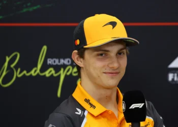 Piastri Dominates F1: McLaren Controversy, Victory Streak, and Title Showdown