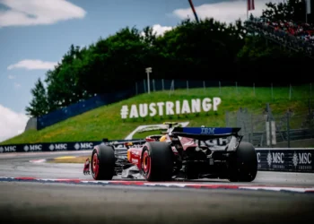 Lewis Hamilton’s Ferrari Fiasco: Villeneuve Exposes Chaotic Radio Drama Behind the Scenes