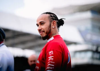 Lewis Hamilton’s Startling Collision with Celeb Shocks Silverstone Grid – Dramatic Incident Unfolds
