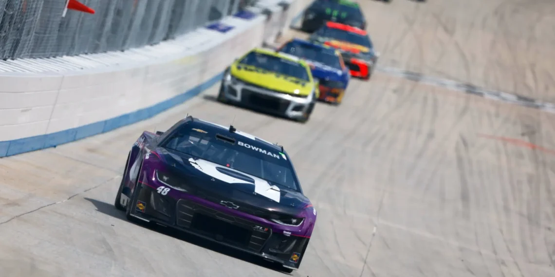 Alex Bowman’s Genius Racing Strategy Stuns Dover: Denny Hamlin’s Spotter Reveals the Unbelievable!