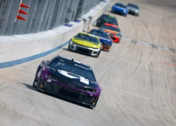 Alex Bowman’s Genius Racing Strategy Stuns Dover: Denny Hamlin’s Spotter Reveals the Unbelievable!